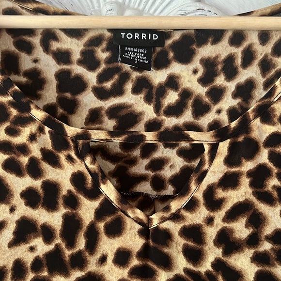 5 for $25! Torrid Leopard Print V Neck Keyhole Top with Cuffed Sleeves Size 2X. - Picture 4 of 9